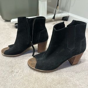 Tom's black peep toe bootie 7.5